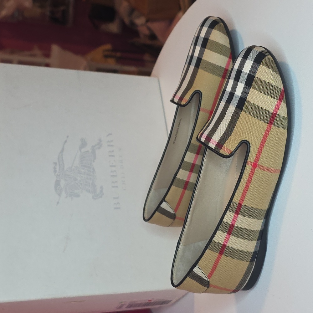 Like New Burberry Girls Novacheck Loafers!